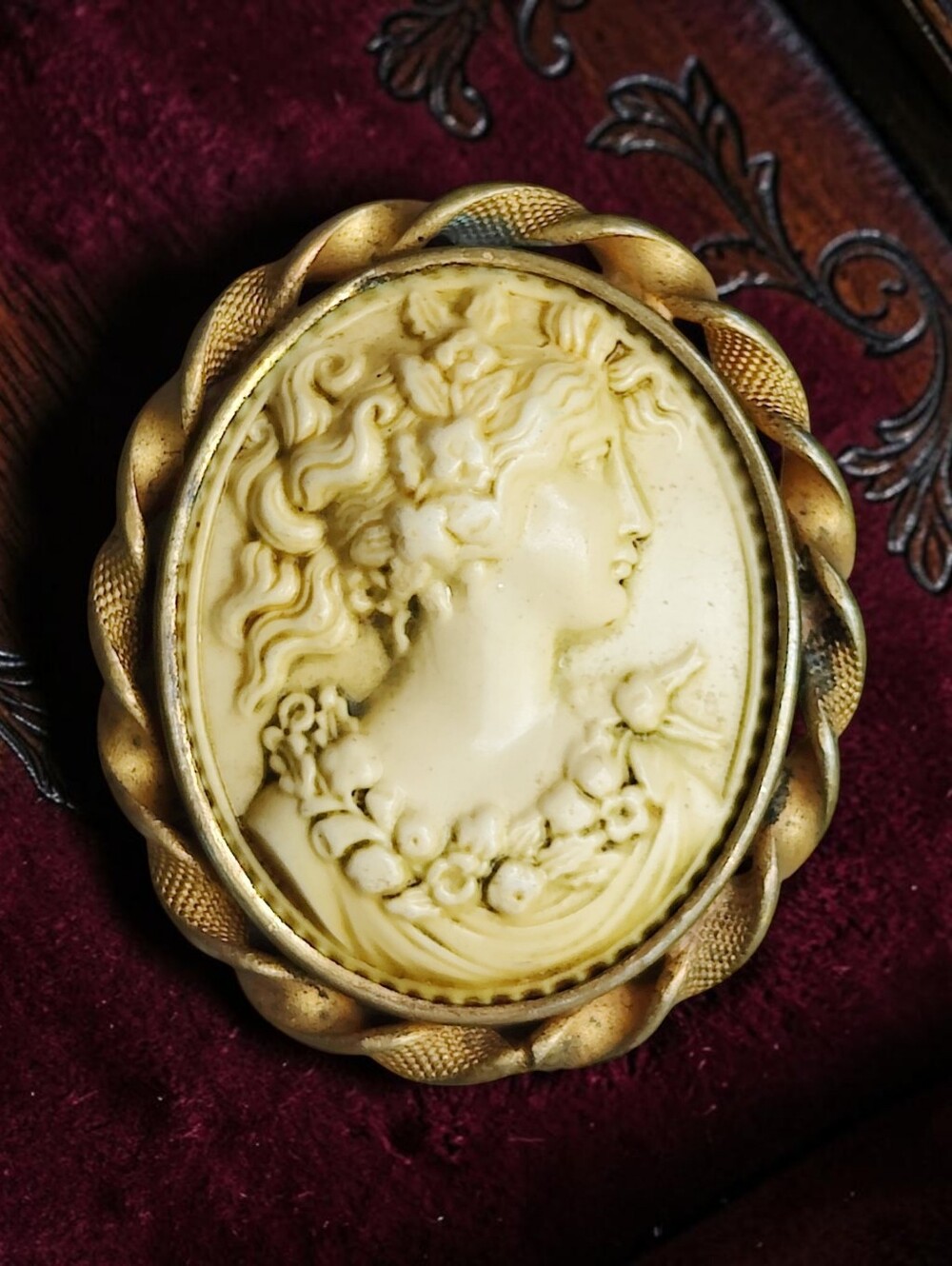 Vintage Art Deco Celluloid Cameo Brooch